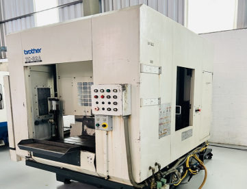 Foto: CENTRO DE USINAGEM VERTICAL  DUPLO PALLET - BROTHER - TC32A - ANO 2000
