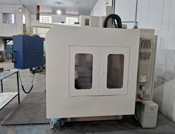 Foto: CENTRO DE USINAGEM VERTICAL TRAVIS M1000 - 1000MM X 500MM X 570MM - ANO 2009