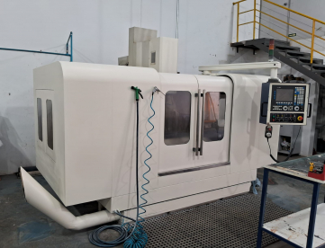 Foto: CENTRO DE USINAGEM VERTICAL TRAVIS M1000 - 1000MM X 500MM X 570MM - ANO 2009