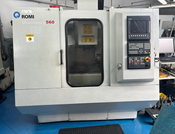 Foto: CENTRO DE USINAGEM VERTICAL  ROMI - DISCOVERY 560 -COM 4 EIXO - MAQUINA MUITO NOVA - ANO 2002 - COMANDO SIEMENS