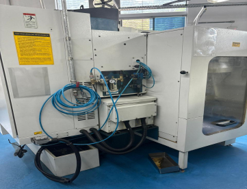 Foto: CENTRO DE USINAGEM VERTICAL  ROMI - DISCOVERY 560 -COM 4 EIXO - MAQUINA MUITO NOVA - ANO 2002 - COMANDO SIEMENS