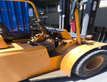 Foto: EMPILHADEIRA Á GAS HYSTER - 4 TONS X 6 MTS