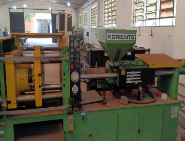 Foto: INJETORA DE PLÁSTICOS ORIENTE IHP 140/250