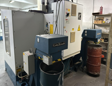 Foto: CENTRO DE USINAGEM VERTICAL ROMI DISCOVERY 1250 -MAQUINA MUITO NOVA -MESA ZERO -SEMPRE USOU SOBRE MESA -DOIS TRANSPORTADOR DE CAVACO -ANO 2003 -