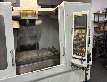 Foto: CENTRO DE USINAGEM VERTICAL ROMI DISCOVERY 1250 -MAQUINA MUITO NOVA -MESA ZERO -SEMPRE USOU SOBRE MESA -DOIS TRANSPORTADOR DE CAVACO -ANO 2003 -