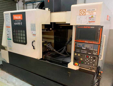 Foto: CENTRO DE USINAGEM VERTICAL MAZAK - MODELO VCN-510C-II - ANO 2008 - COM 4º EIXO