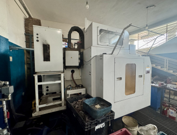 Foto: CENTRO DE USINAGEM VERTICAL - TONGTAI - TMV 1050 Q-II - ANO 2016 - 1000 x 600 x 530 MM - HIGH SPEED 15.000 RPM