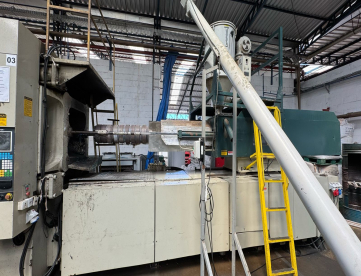 Foto: INJETORA DE PLÁSTICOS - ROMI - PRIMAX 800R - ANO 1999 - 800 TONELADAS