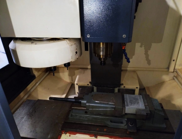 Foto: CENTRO DE USINAGEM VERTICAL - MILLMASTER - VMC500 - ANO 2014 - 550 x 300 x 450 - MÁQUINA MUITO NOVA