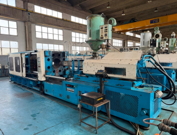 Foto: INJETORA PARA PLASTICOS HWA - 750 TONS - ANO 2002