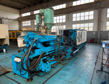 Foto: INJETORA PARA PLASTICOS HWA - 750 TONS - ANO 2002