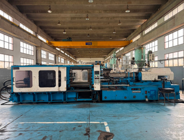 Foto: INJETORA PARA PLASTICOS HWA - 750 TONS - ANO 2002