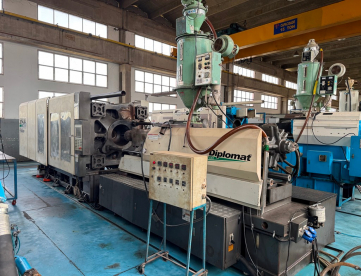 Foto: INJETORA PARA PLASTICOS DIPLOMAT SPAZIO CD600V - 600 TONS - ANO 2010