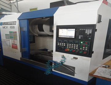 Foto: CENTRO DE USINAGEM VERTICAL - EUROSTEC - MCV650 - ANO 2018 - COM 4º EIXO - 650 x 420 x 500MM