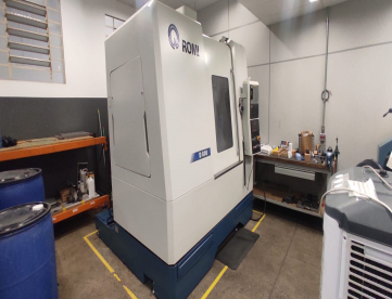 Foto: CENTRO DE USINAGEM VERTICAL - ROMI - D600 - ANO 2022 - COMANDO FANUC - 600 x 600 x 540 MM