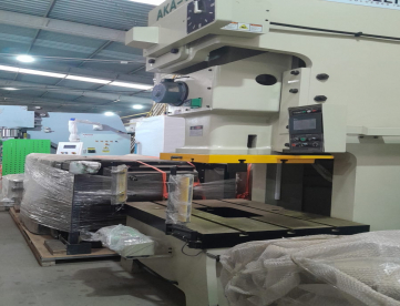 Foto: PRENSA EXENTRICA  TIPO C - 160 TONELADAS - MARCA VALENTIN - MESA 1250 X 800 X 140 - MÁQUINA ZERO COM GARANTIA