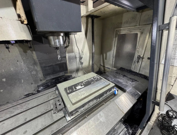 Foto: CENTRO DE USINAGEM VERTICAL - MAXMILL - QMC1050 - ANO 2008 - 1050 x 550 x 550 MM