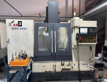 Foto: CENTRO DE USINAGEM VERTICAL - MAXMILL - QMC1050 - ANO 2008 - 1050 x 550 x 550 MM