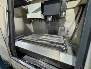 Foto: CENTRO DE USINAGEM VERTICAL - MAXMILL - QMC1050 - ANO 2008 - 1050 x 550 x 550 MM