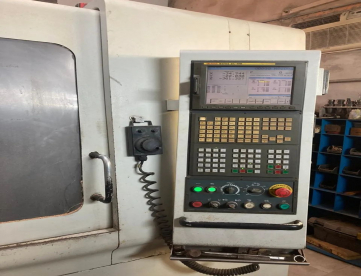 Foto: CENTRO DE USINAGEM VERTICAL - ROMI - DISCOVERY 560 - ANO 2004 - CNC FANUC - 560 x 406 x 508 MM