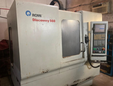 Foto: CENTRO DE USINAGEM VERTICAL - ROMI - DISCOVERY 560 - ANO 2004 - CNC FANUC - 560 x 406 x 508 MM