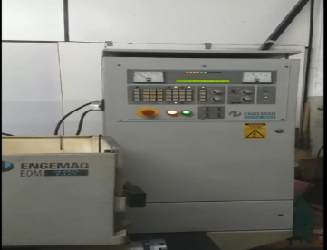 Foto: ELETROEROSÃO DE PENETRAÇÃO -  ENGEMAQ - EDM 440 NC - ANO 1995