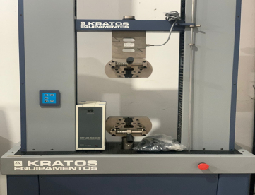 Foto: MÁQUINA UNIVERSAL DE ENSAIOS - KRATOS - 10 TONELADAS