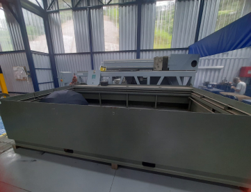 Foto: MÁQUINA DE CORTE POR JATO DE ÁGUA - FLOW - MOD. 713633-1 - 60.000 PSI C/ CABEÇOTE DE CORTE DINÂMICO E 2 INTENSIFICADORES