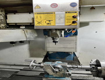 Foto: CENTRO DE USINAGEM VERTICAL - ROMI - DISCOVERY 760 - ANO 2006 - 760 x 506 x 508 MM - COMANDO FANUC 21i - MB - COM 4º EIXO E TRANSPORTADOR DE CAVACO