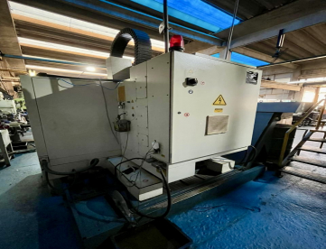 Foto: CENTRO DE USINAGEM VERTICAL - ROMI - DISCOVERY 760 - ANO 2006 - 760 x 506 x 508 MM - COMANDO FANUC 21i - MB - COM 4º EIXO E TRANSPORTADOR DE CAVACO