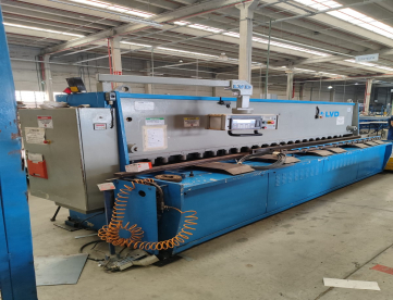 Foto: GUILHOTINA CNC LVD HST-E 40/6 MNC 10 ANO 1999