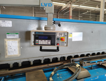 Foto: GUILHOTINA CNC LVD HST-E 40/6 MNC 10 ANO 1999