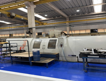 Foto: CENTRO DE USINAGEM VERTICAL TRAVIS M2000 - 2000MM X 870-MM X 710MM - ANO 2012