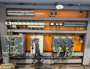 Foto: CENTRO DE USINAGEM VERTICAL TRAVIS M2000 - 2000MM X 870-MM X 710MM - ANO 2012