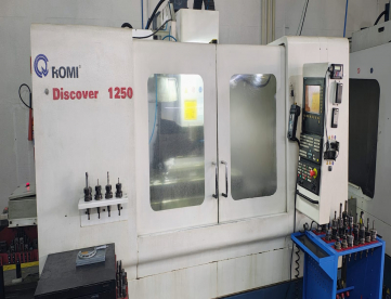 Foto: CENTRO DE USINAGEM VERTICAL - ROMI - D1250 - ANO 2006 - COMANDO CNC SIEMENS - 1270 X 610 X 640MM
