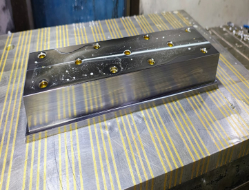 Foto: CENTRO DE USINAGEM VERTICAL - ROMI - D1250 - ANO 2006 - COMANDO CNC SIEMENS - 1270 X 610 X 640MM