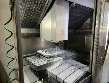 Foto: CENTRO DE USINAGEM DMG - DMC 104V LINEAR - 1040 X 600 X 500 -1200 RPM - ANO 2003