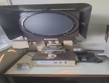 Foto: PROJETOR DE PERFIL - MITUTOYO - PJ250 - MESA DE MEDIÇÃO 50 X 50