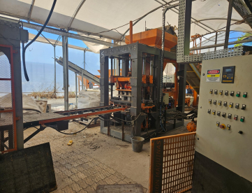 Foto: PRENSA HIDRAÚLICA AUTOMÁTICA  VIBRO - MBP 4.1  PARA PRODUZIR TIJOLOS E PLACAS DE PISO DE CONCRETO - ANO 2021