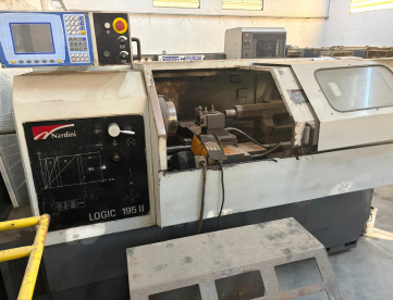 Foto: VENDO LOTE DE 4 TORNOS CNC 3 LOGIC 195II E 1 LOGIC 250-MAQUINAS PARARAM TRABALHANDO