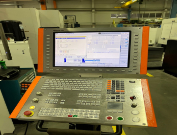 Foto: CENTRO DE USINAGEM 5º EIXOS -MIKROM - Mill P 800 U D - 800 X 800 X 550 - ANO 2018