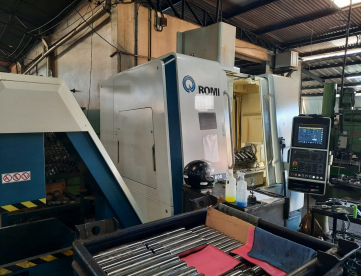 Foto: CENTRO DE USINAGEM ROMI D800 - ANO 2021 COM QUARTO EIXO E REFRIGERAÇÃO PELO SPINDLE