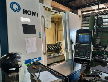Foto: CENTRO DE USINAGEM ROMI D800 - ANO 2021 COM QUARTO EIXO E REFRIGERAÇÃO PELO SPINDLE