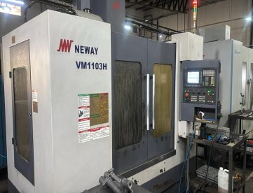 Foto: CENTRO DE USINAGEM VERTICAL - NEWAY - VM1103H - ANO 2013 - 1000 x 500 x 560 MM