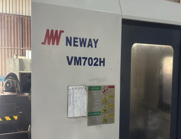 Foto: CENTRO DE USINAGEM VERTICAL - NEWAY - VM702H - 650 x 420 x 500MM - ANO 2014