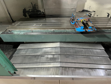 Foto: CENTRO DE USINAGEM VERTICAL - FEELER - VM40S - ANO 2007 - 1000 x 520 x 500 MM