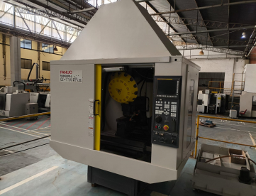 CENTRO DE USINAGEM VERTICAL ROBODRILL T14 iFl a - COM QUARTO EIXO