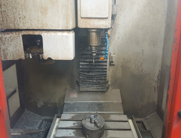 Foto: CENTRO DE USINAGEM VERTICAL - DYNA - DM450 - 500 x 400 x 500 - ANO 1997