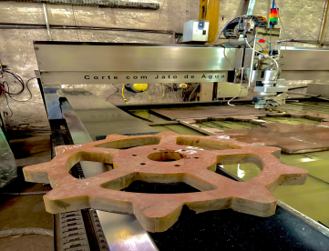Foto: MÁQUINA DE CORTE A ÁGUA 3D - TECHNOS PRIME - ANO 2024
