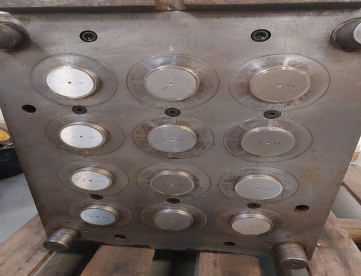 Foto: MOLDE DE INJEÇÃO TAMPA 63MM (MAIONESE) 12 CAVIDADES + MÁQUINA P/ COLOCAÇÃO DE SELO